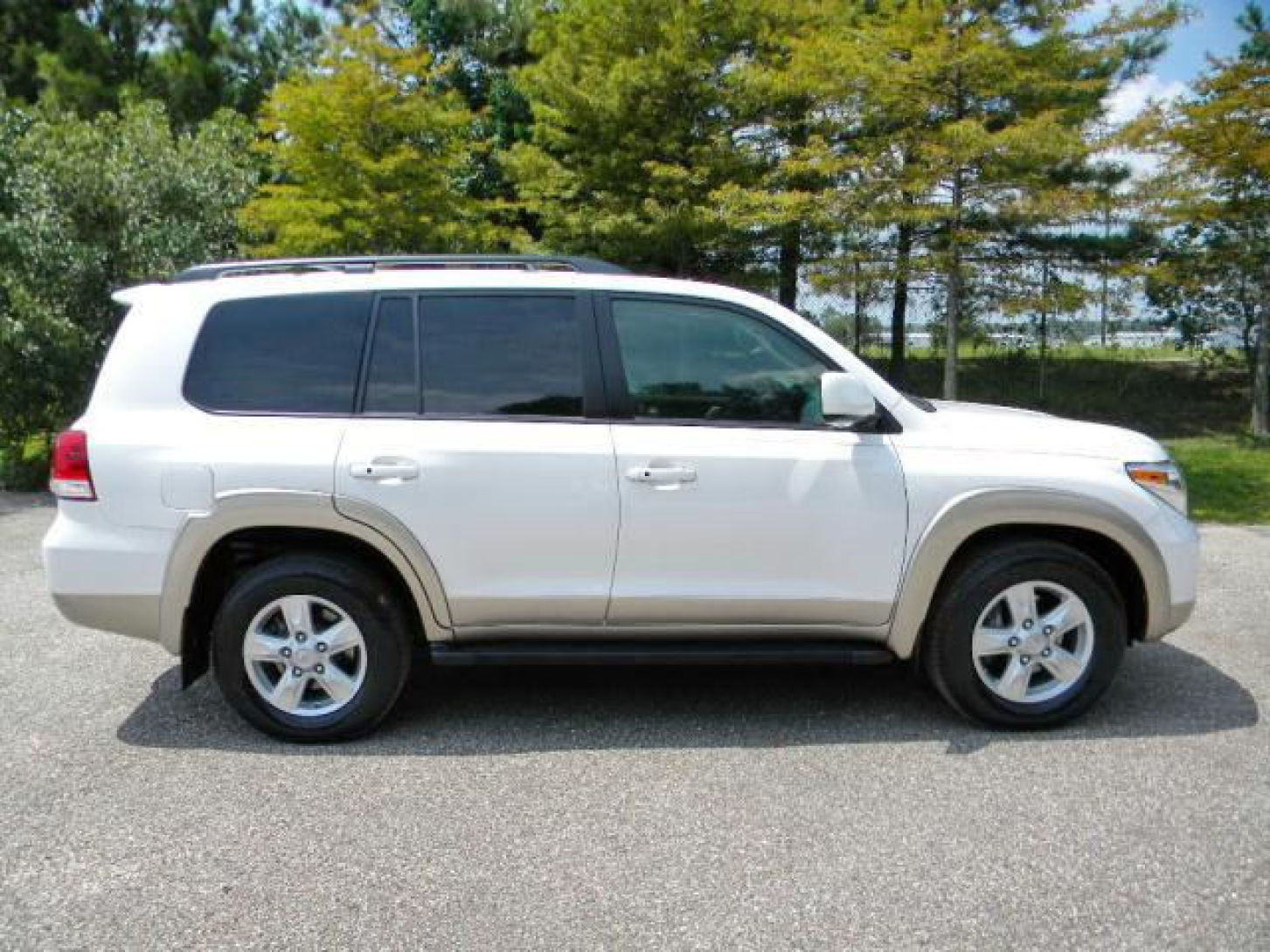 For sale 2009 Toyota Land Cruiser Suv Super white